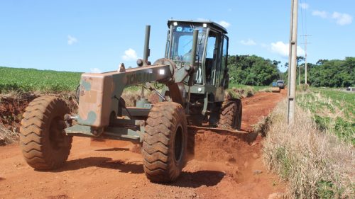 Exército realiza obra emergencial em estrada rural após exercício militar em Cascavel