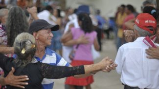 Expectativa de vida no país sobe para 76,6 anos, a maior já registrada