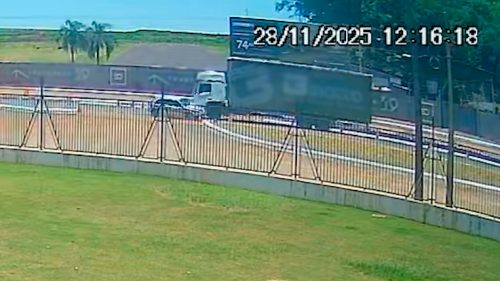 Câmera flagra colisão frontal entre entre Gol e caminhão na BR-369, em Cascavel