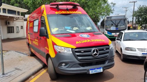 Ciclista é socorrido pelo Siate ao se envolver em acidente de trânsito na rua Jacarezinho, em Cascavel