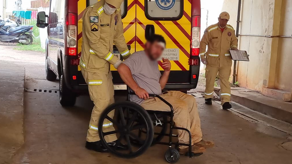 Trabalhador é socorrido após ser atingido por marreta na cabeça Trabalhador é socorrido após ser atingido por marreta na cabeça
