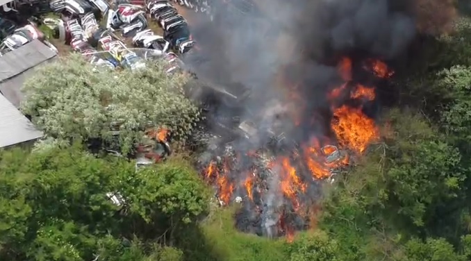 Fogo devora depósito de autopeças e destrói Fusca e Kadett em Francisco Beltrão