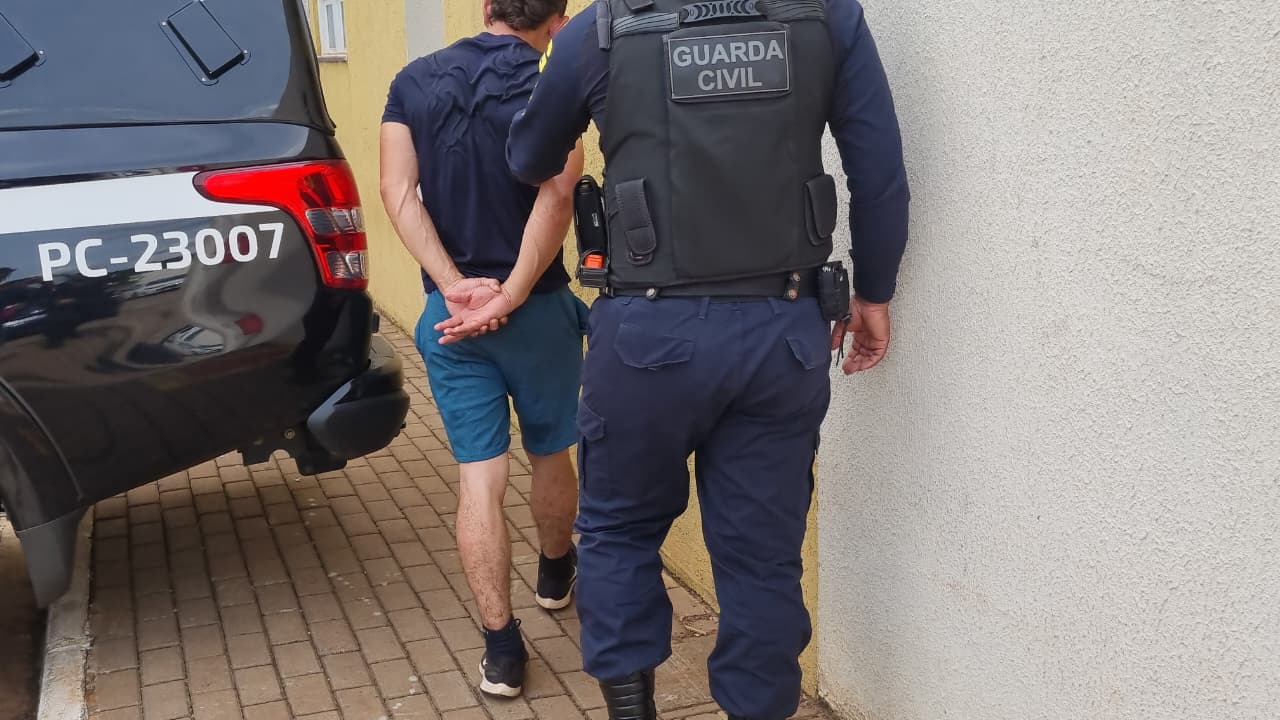 Venezuelano em atitude suspeita é detido com maconha perto de CMEI em Cascavel Venezuelano em atitude suspeita é detido com maconha perto de CMEI em Cascavel