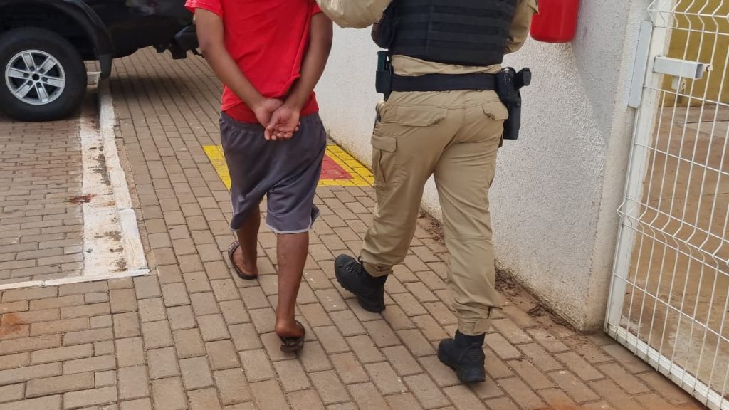 Mulher esquece vidro, ladrão leva bolsa, mas PM recupera tudo rapidinho