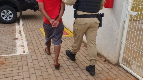 Mulher esquece vidro, ladrão leva bolsa, mas PM recupera tudo rapidinho