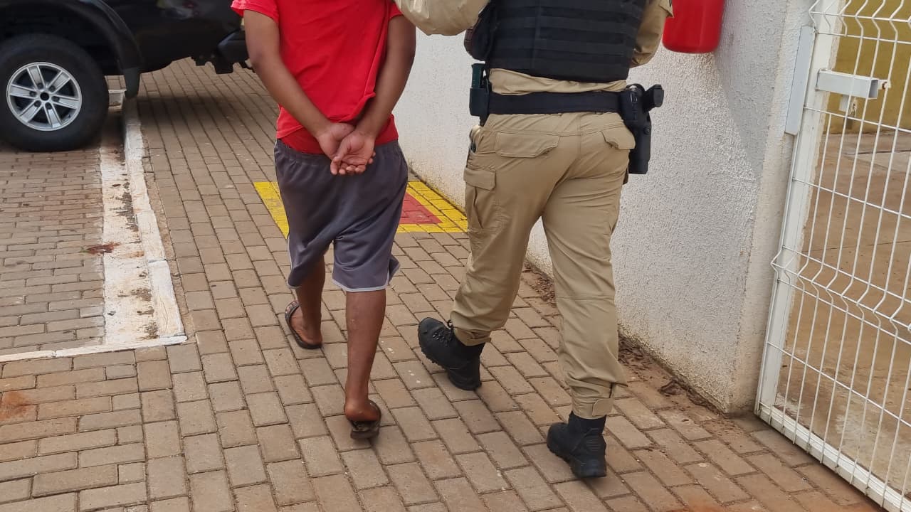 Mulher esquece vidro, ladrão leva bolsa, mas PM recupera tudo rapidinho Mulher esquece vidro, ladrão leva bolsa, mas PM recupera tudo rapidinho
