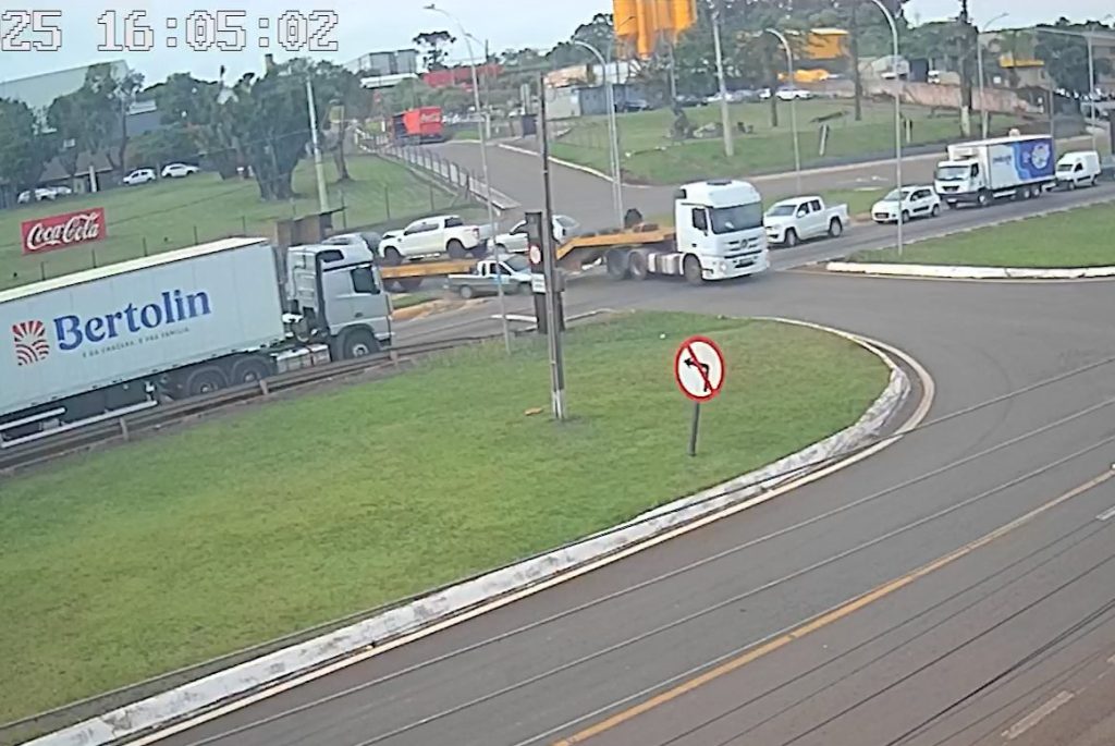 Impressionante: Caminhão arrasta carro por duas vezes no Trevo da Portal