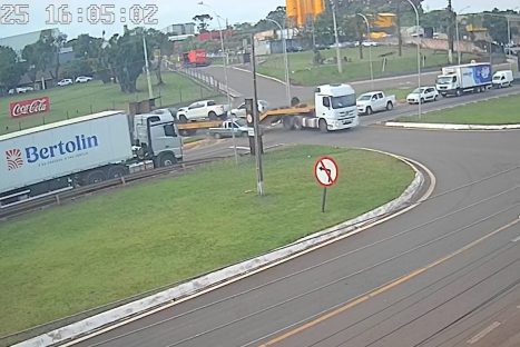 Impressionante: Caminhão arrasta carro por duas vezes no Trevo da Portal