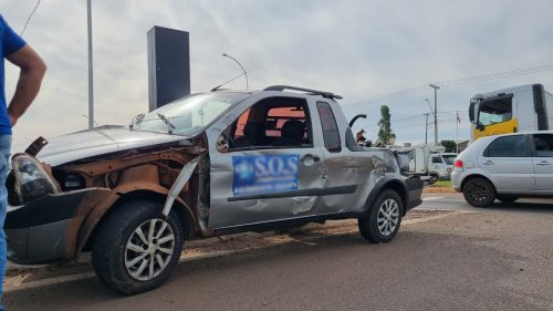 Fiat Strada é arrastada por caminhão na BR-277, em Cascavel
