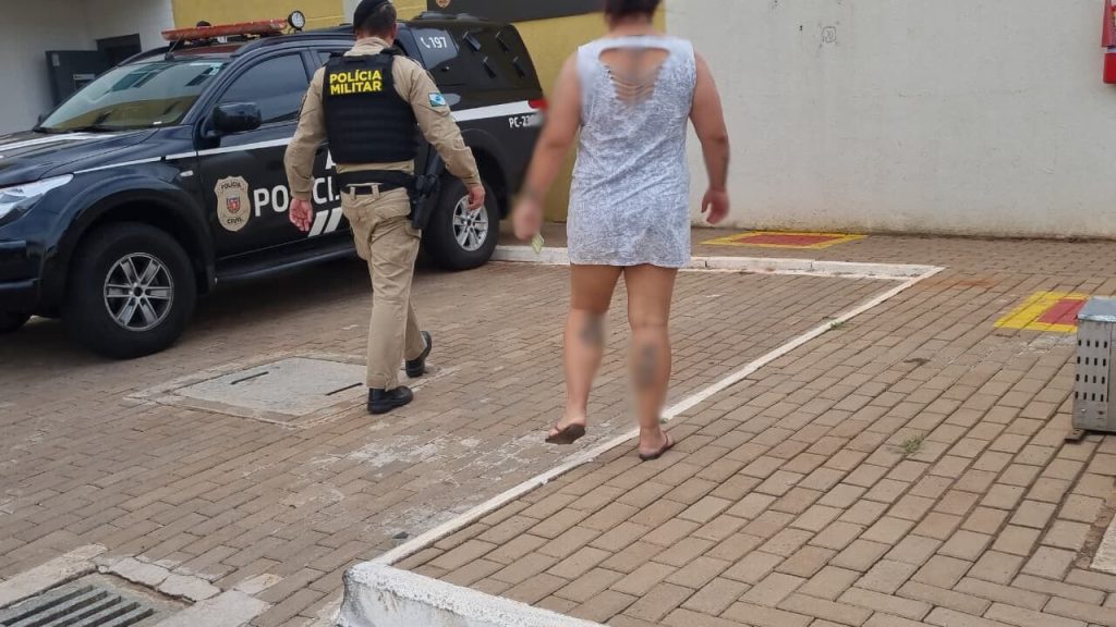 Após denúncia de maus-tratos, PM encontra cachorro desnutrido e em meio a fezes; tutora é detida