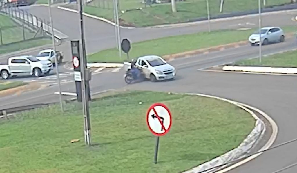 Montana cruza BR-277 e bate em moto no Trevo da Portal; populares ajudam vítima