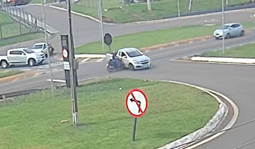 Montana cruza BR-277 e bate em moto no Trevo da Portal; populares ajudam vítima