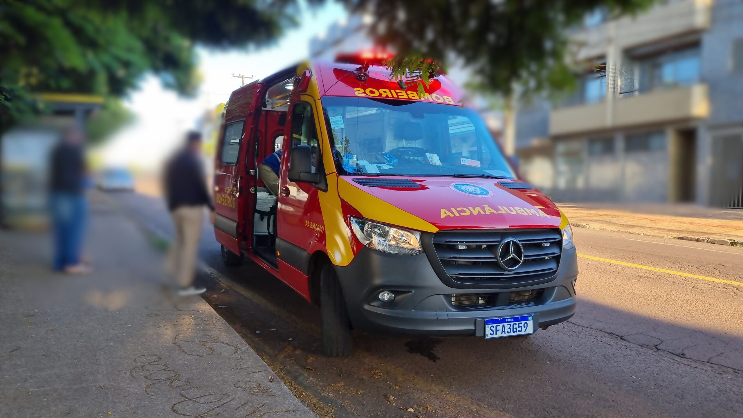 Homem despenca 3 metros e torce tornozelo no Universitário Homem despenca 3 metros e torce tornozelo no Universitário