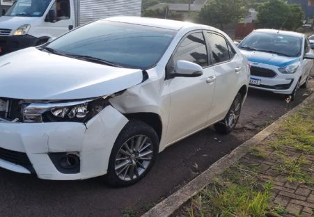 Polo e Corolla batem no cruzamento da Vitória com a Carlos de Carvalho em Cascavel