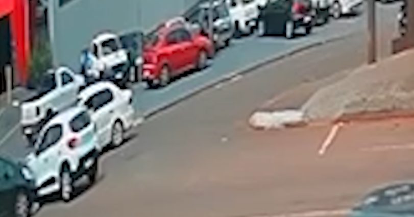 Câmera flagra batida entre dois carros na Rua Jacarezinho, no Bairro São Cristóvão