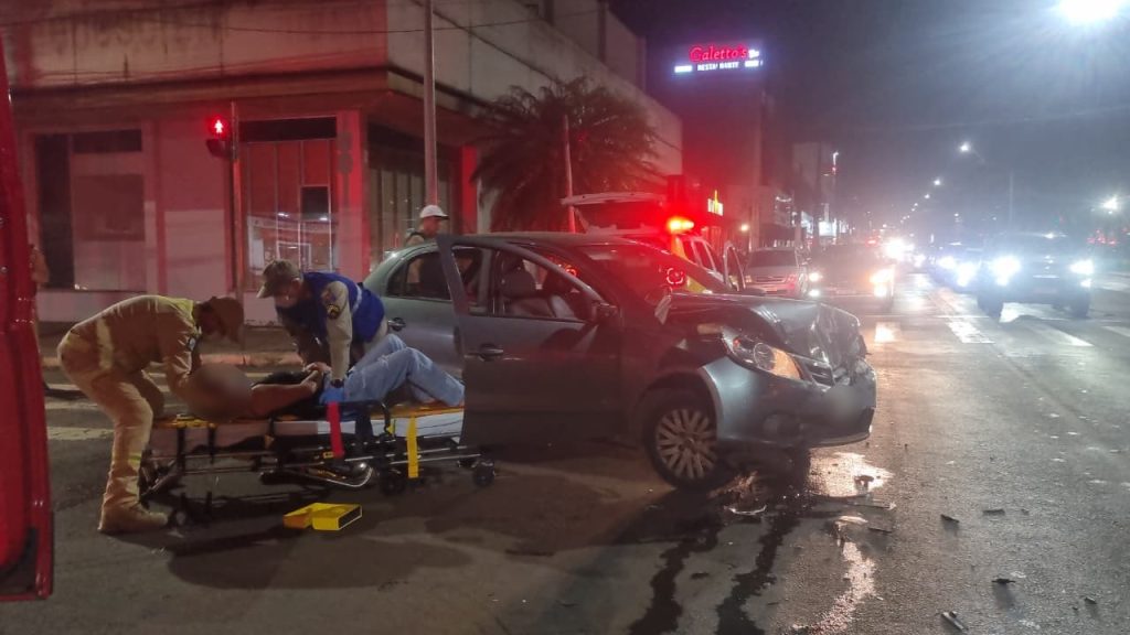 Passageira de Gol fica ferida após forte batida no Centro de Cascavel