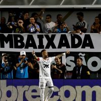 Brasileirão: Neymar marca, Santos vence e deixa zona de rebaixamento Imagem referente a Brasileirão: Neymar marca, Santos vence e deixa zona de rebaixamento