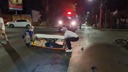 Casal fica ferido após colisão entre moto e Duster no Centro de Cascavel