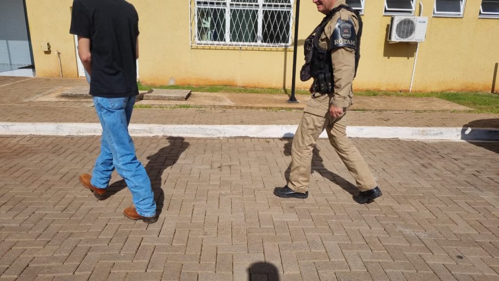 Homem é preso com grande quantidade de agrotóxico em Santa Tereza do Oeste Homem é preso com grande quantidade de agrotóxico em Santa Tereza do Oeste