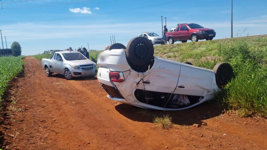 Gol capota após colisão com Montana na BR-163, em Cascavel