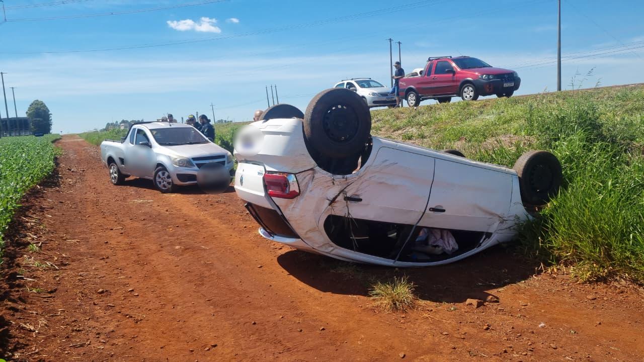 Gol capota após colisão com Montana na BR-163, em Cascavel