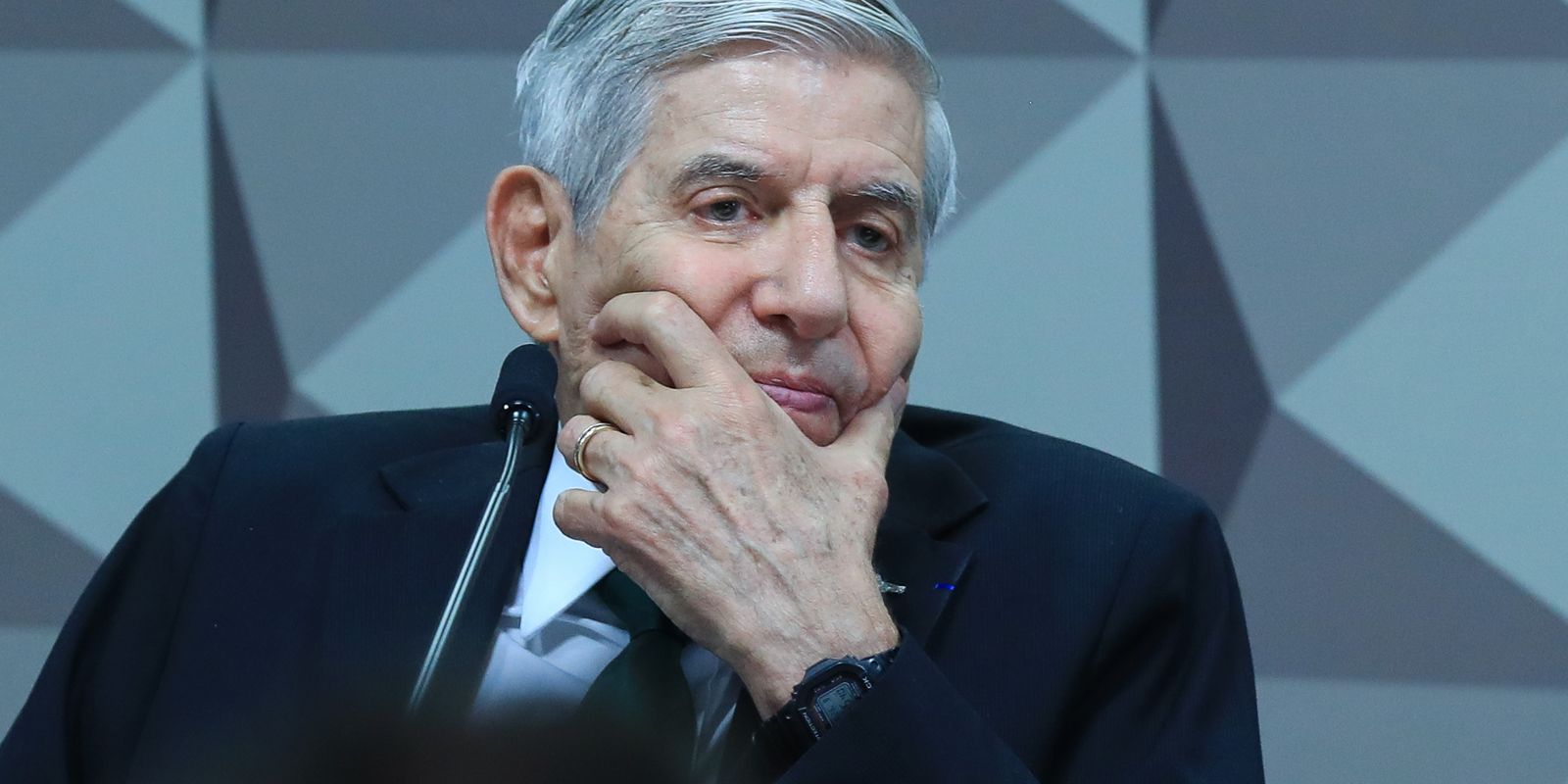 Moraes pede comprovação do histórico clínico de Augusto Heleno Moraes pede comprovação do histórico clínico de Augusto Heleno