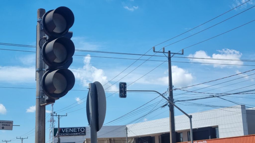 Semáforos na Avenida Barão do Rio Branco estão desligados Semáforos na Avenida Barão do Rio Branco estão desligados