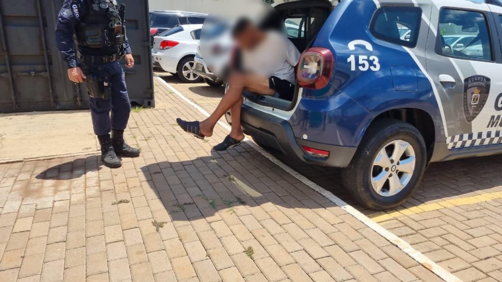 Com mandado de prisão em aberto, homem é preso pela Guarda Municipal Com mandado de prisão em aberto, homem é preso pela Guarda Municipal