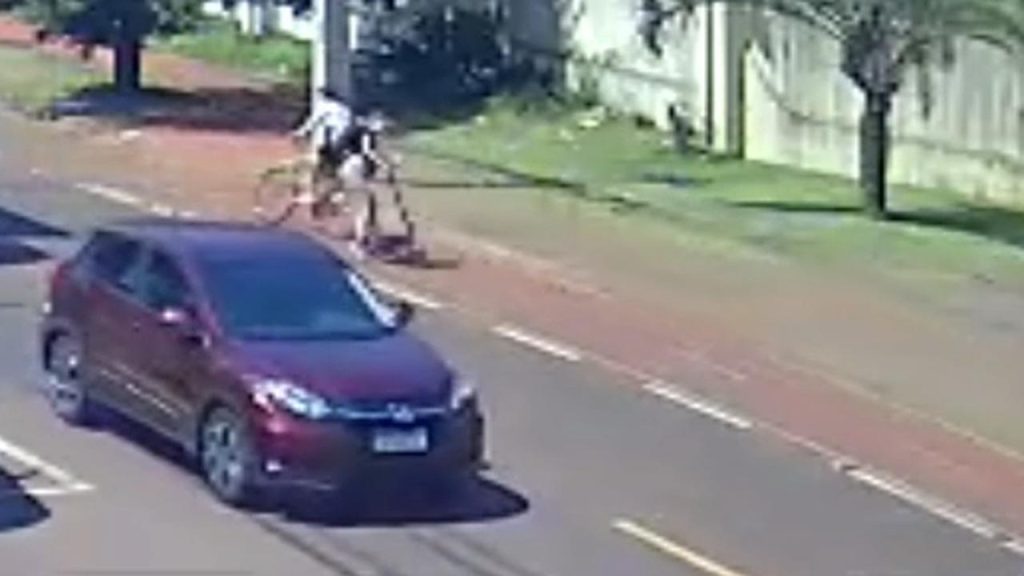Câmera flagra colisão entre bicicleta e patinete na Avenida Piquiri Câmera flagra colisão entre bicicleta e patinete na Avenida Piquiri
