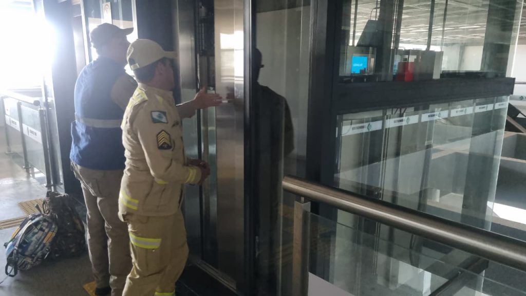 Homem fica preso no elevador após falta de luz na Rodoviária Homem fica preso no elevador após falta de luz na Rodoviária