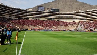 Ônibus atrasa e final da Libertadores começará às 18h30 (de Brasília) Ônibus atrasa e final da Libertadores começará às 18h30 (de Brasília)