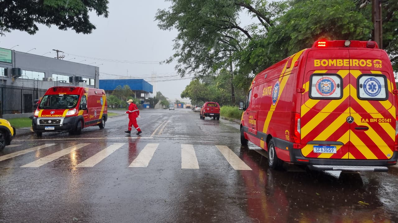 Mãe e filho ficam feridos em acidente no bairro Universitário Mãe e filho ficam feridos em acidente no bairro Universitário
