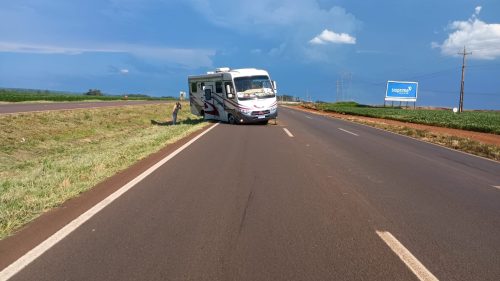 Motorhome sai da pista e interdita parcialmente a BR-163 em Cascavel