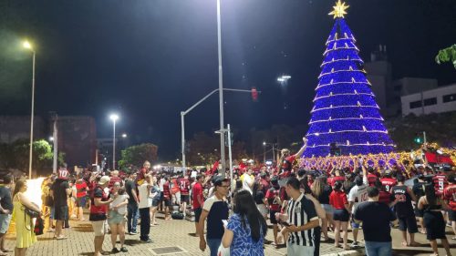 Flamenguistas e um santista comemoram o tetra da Libertadores no Centro de Cascavel Imagem referente a Flamenguistas e um santista comemoram o tetra da Libertadores no Centro de Cascavel