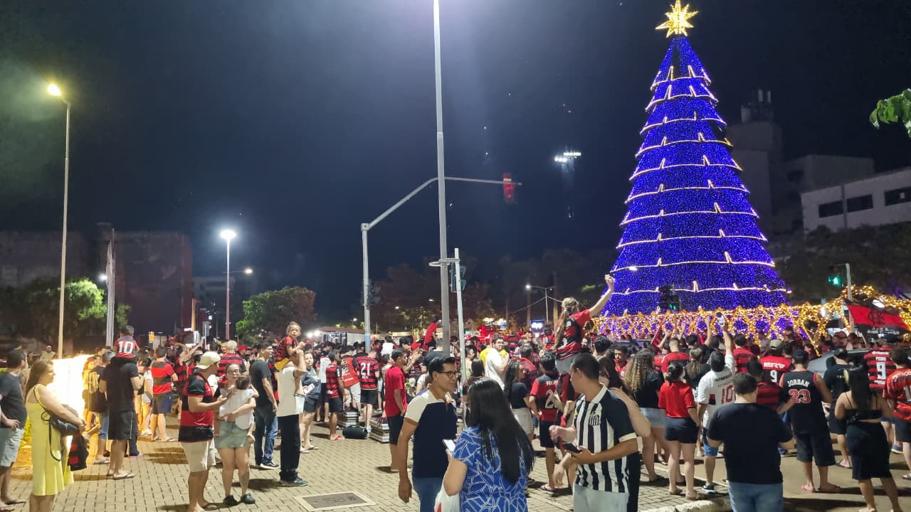 Flamenguistas e um santista comemoram o tetra da Libertadores no Centro de Cascavel Flamenguistas e um santista comemoram o tetra da Libertadores no Centro de Cascavel