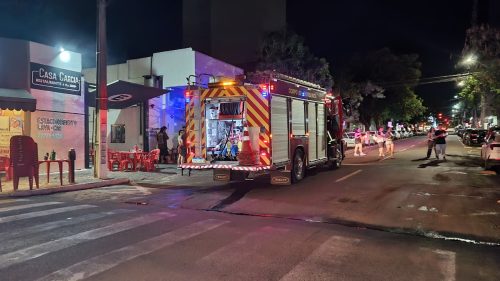 Bombeiros combatem princípio de incêndio em bar no Centro de Cascavel Imagem referente a Bombeiros combatem princípio de incêndio em bar no Centro de Cascavel