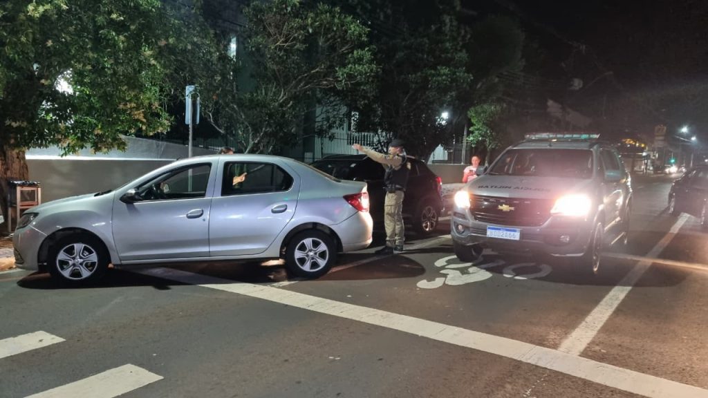 Logan e HR-V se envolvem em acidente na Avenida Carlos Gomes, em Cascavel