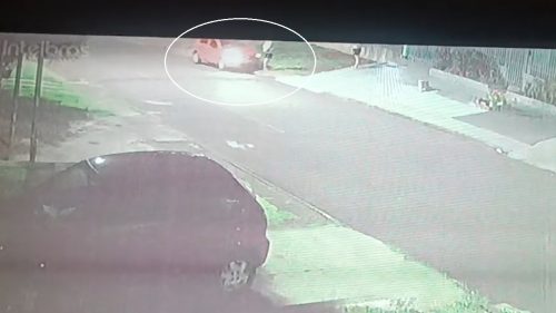 Câmera flagra momento em que mulher é atropelada na calçada e motorista foge sem prestar socorro em Cascavel