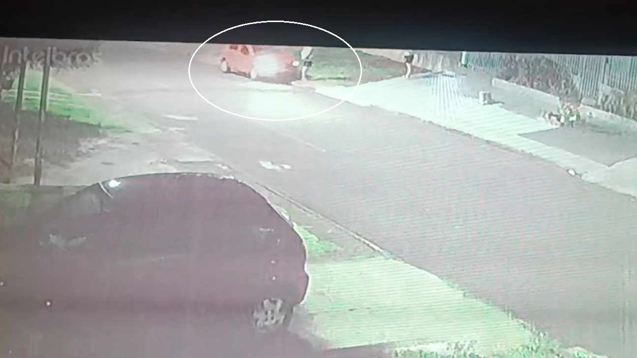 Câmera flagra momento em que mulher é atropelada na calçada e motorista foge sem prestar socorro em Cascavel Câmera flagra momento em que mulher é atropelada na calçada e motorista foge sem prestar socorro em Cascavel