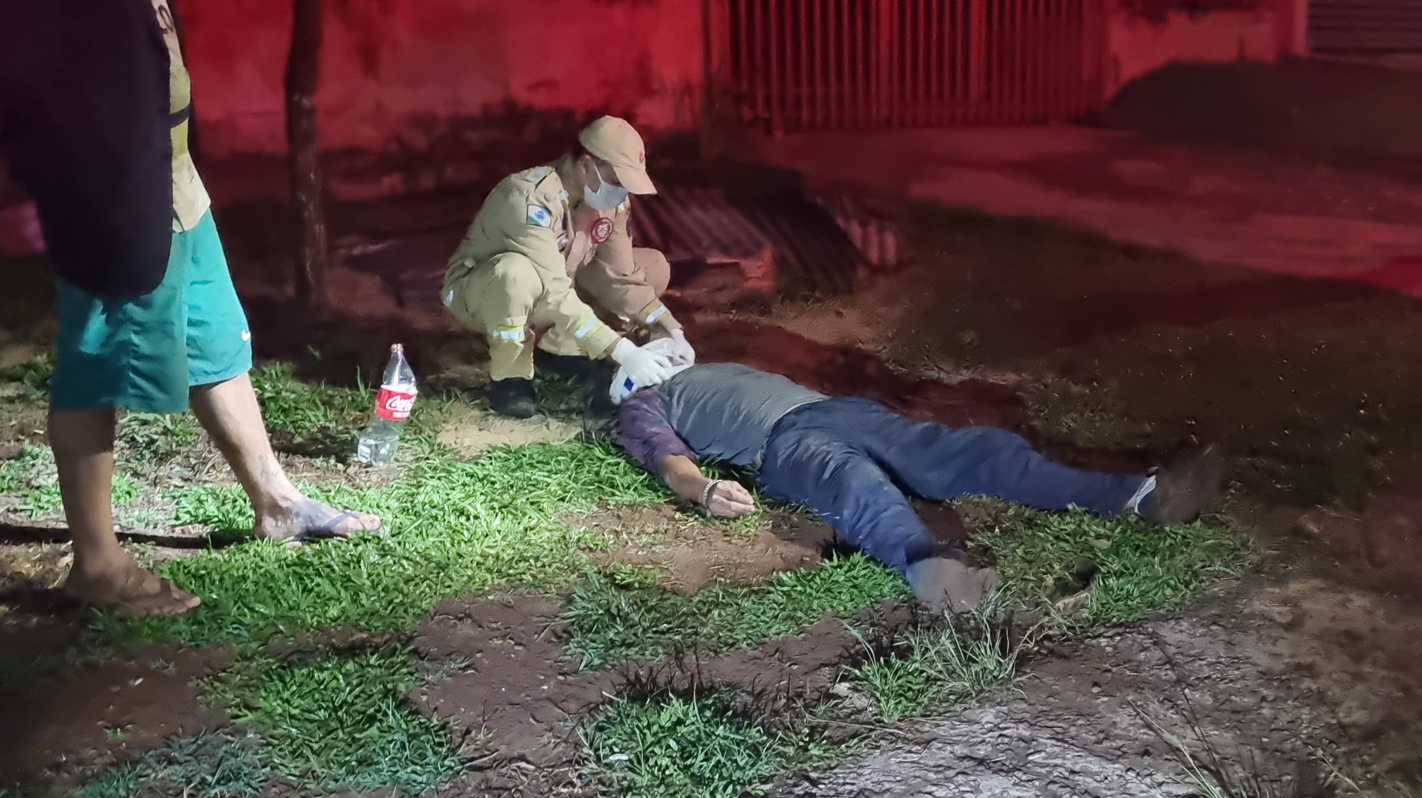 Homem é socorrido após ser encontrado caído na calçada no Cascavel Velho Homem é socorrido após ser encontrado caído na calçada no Cascavel Velho