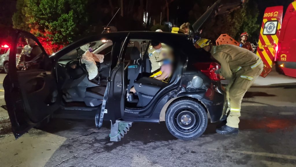 Mãe e filha ficam feridas em grave colisão entre Tracker e Ka no Centro