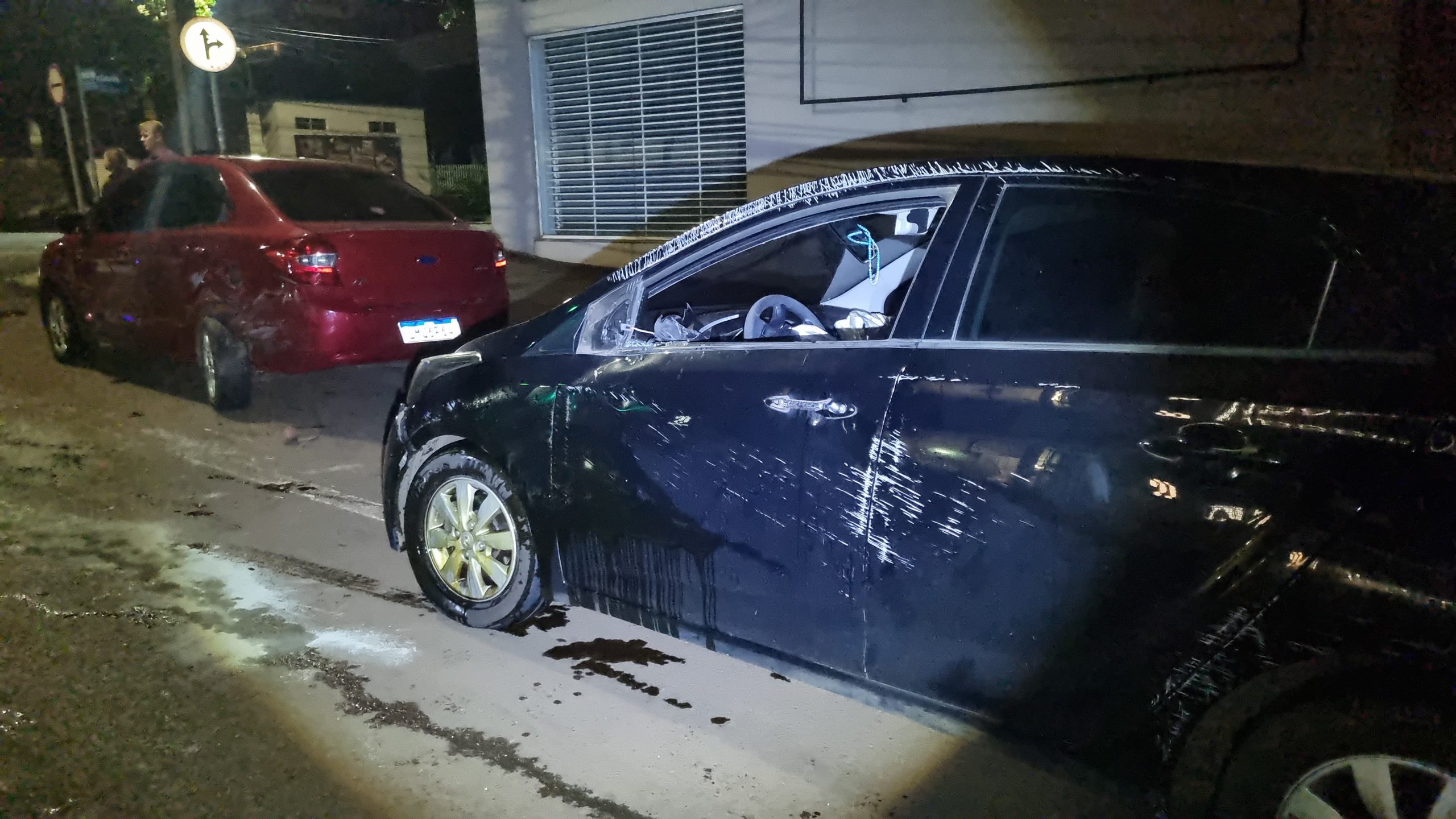 HB20 capota ao atingir Ford Ka estacionado em Cascavel HB20 capota ao atingir Ford Ka estacionado em Cascavel