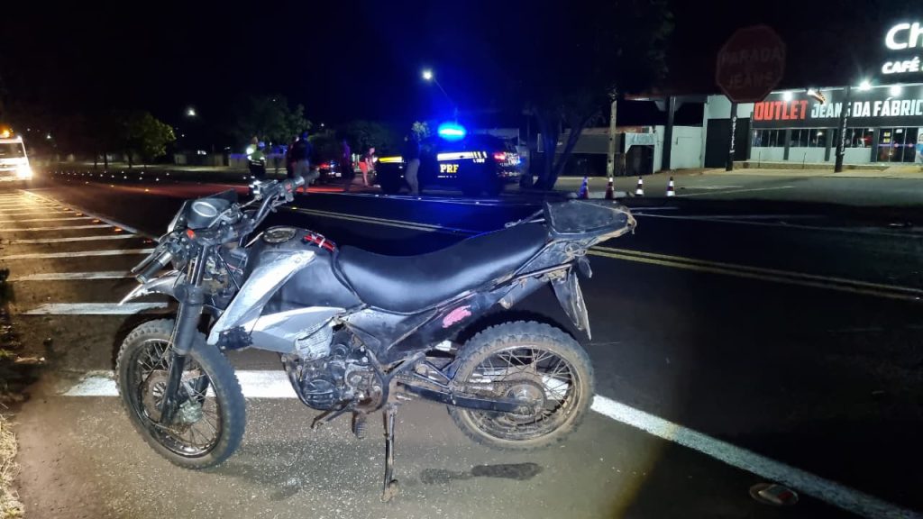 Colisão entre carro e moto deixa casal ferido na BR-277, em Santa Tereza do Oeste
