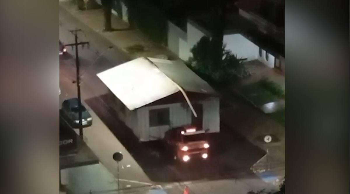 Veja o vídeo: Casa inteira em cima de caminhão cruza centro de Cascavel na madruga deste domingo (30) Veja o vídeo: Casa inteira em cima de caminhão cruza centro de Cascavel na madruga deste domingo (30)