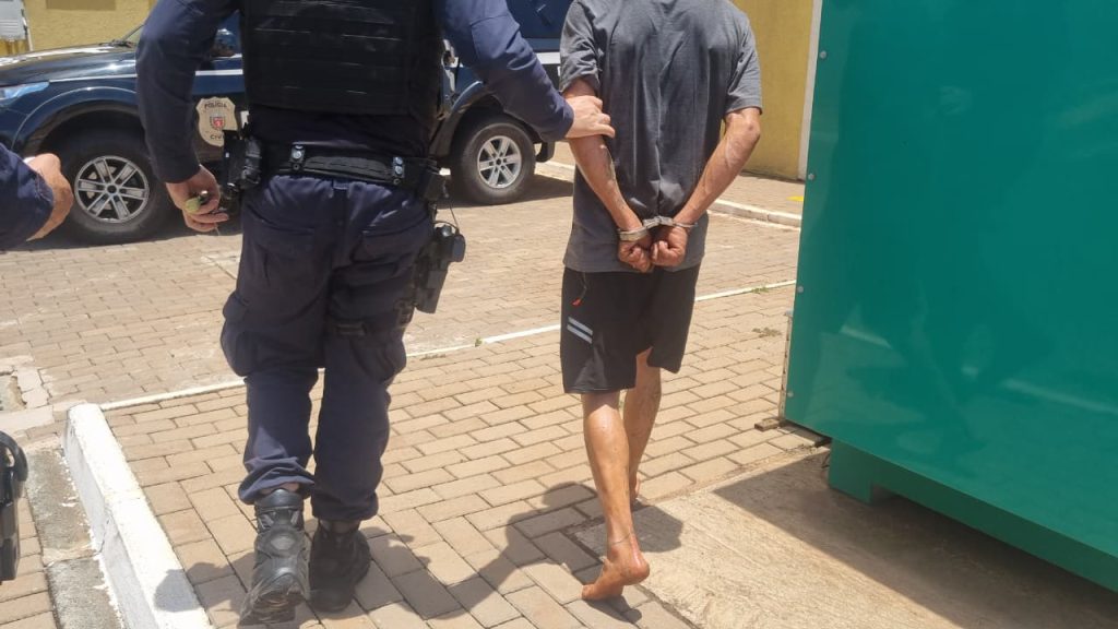Bateu recorde: Jovem é preso por embriaguez ao volante, sem CNH, com carro furtado, posse de drogas e munição restrita no bairro Canadá