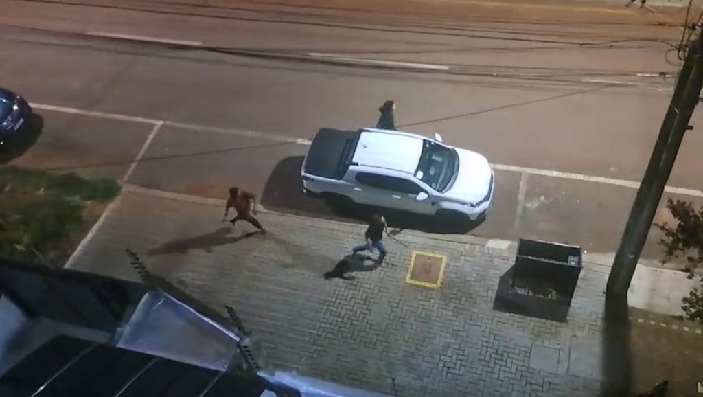 Exclusivo: Casa abandonada vira ponto de sexo e confusão e moradores denunciam arruaceiros no bairro Coqueiral em Cascavel