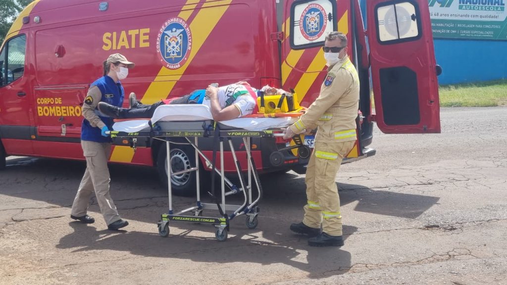 Última entrega do dia: Colisão entre carro e moto deixa motoboy ferido no bairro Santa Felicidade em Cascavel