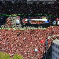 Imagem referente a Famílias se juntam à multidão para festejar título do Flamengo no RJ