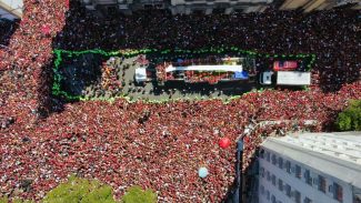 Famílias se juntam à multidão para festejar título do Flamengo no RJ Famílias se juntam à multidão para festejar título do Flamengo no RJ