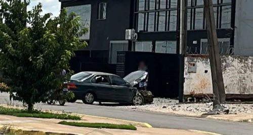 Motorista perde controle, bate e quase derruba poste em Apucarana Imagem referente a Motorista perde controle, bate e quase derruba poste em Apucarana